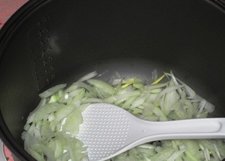 1. Этап. Вешенки с картошкой в сметане: Луковицы очистим и нарежем перьями или полукольцами. Поджарим на растительном масле до прозрачности в чаше мультиварки в режиме 