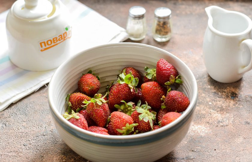 1. Этап. Маринованная клубника: Подготовьте ингредиенты.