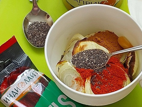 1. Этап. Перечный соус с колбасками Пикник интроверта: Далее овощи выкладываем в миску для измельчения, добавляем специи, чиа и уксус.