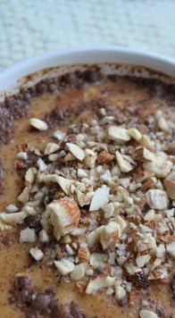 1. Этап. Ночная овсянка с тыквой: Готовую кашу посыпать измельченными орехами и подавать.