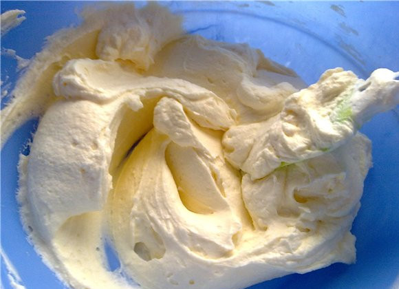 1. Этап. Крем из сливочного сыра: К взбитому сыру перекладываем сливки и аккуратно перемешиваем обе массы силиконовой лопаткой. Теперь крем готов, и лучше всего он подходит для бисквитных тортов со свежими фруктами.