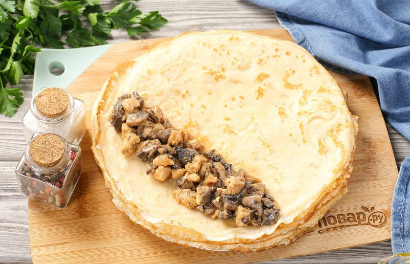 1. Этап. Блинный пирог с курицей и грибами Улитка: Выложите начинку на край блинчики.