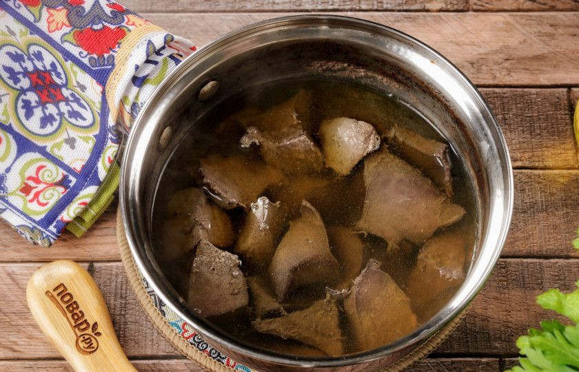 1. Этап. Печеночный паштет из свиной печени: Извлеките печень из бульона и слегка остудите. Если необходимо, нарежьте более мелкими кубиками.