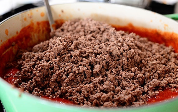 1. Этап. Соус к спагетти с фаршем: 7. Добавьте фарш в соус, также добавьте вино, соль, сахар, тимьян и оливковое масло.