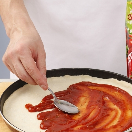 1. Этап. Пицца тонкая: Равномерно распределяем по тесту (кстати, тесто нужно проколоть вилкой в нескольких местах) кетчуп.