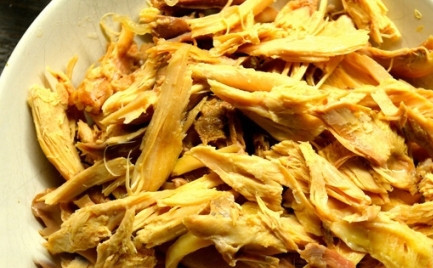 1. Этап. Суп с белой фасолью: Дальше готовую курицу вынимаем из бульона, пусть немного остынет. Затем мясо отделяем от костей.