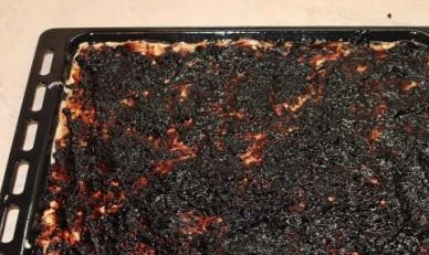 1. Этап. Печенье со смородиновым вареньем: Теперь выкладываем смородиновое варенье. Если у вас жидкое варенье, добавьте к нему 1-2 ложки крахмала и перемешайте.