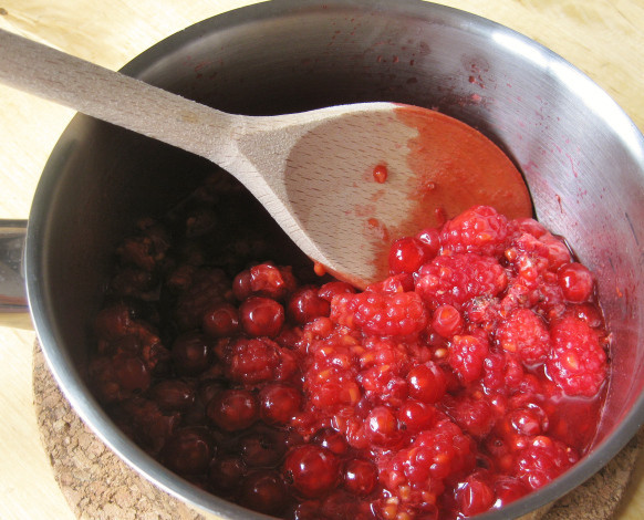 1. Этап. Ягодный мусс с белком: 2. В небольшой мисочке соединить сахар и ягоды. Количество сахара зависит от сладости выбранных ягод и ваших вкусовых предпочтений. В данном случае 3-4 ложек будет вполне достаточно. Ягоды немного раздавить ложкой и перемешать, чтобы сахар быстрее растворился в соке.