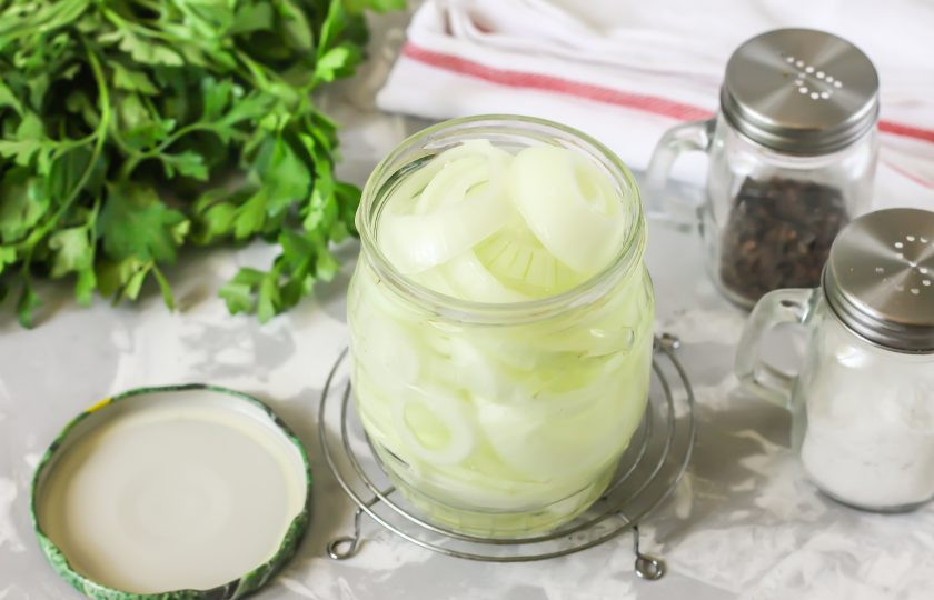 1. Этап. Маринованный лук кольцами на зиму: Выложите кольца лука в банку. Вскипятите воду в чайнике и залейте кипяток в банку, подставляя под ее дно нож, чтобы она не лопнула. Накройте емкость крышкой и дайте пропариться около 5 минут.