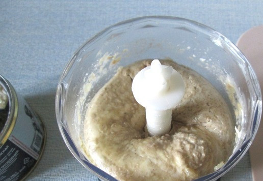 1. Этап. Сливочное масло с сардинами: Всё перемешать до однородности.