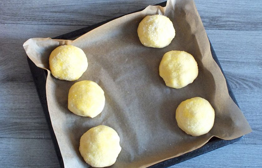 1. Этап. Печенье Румяные щечки: Поставьте выпекаться печенье в разогретую до 180 градусов духовку на 25-30 минут. Учитывайте особенности своей духовки.