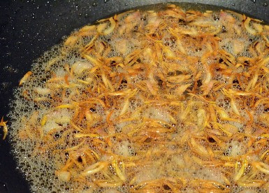 1. Этап. Као Мок Гай: Затем огонь выключаем, а лук пусть доходит до вот такого, слегка золотистого цвета.