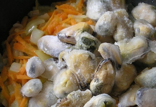 1. Этап. Суп с жёлтой чечевицей и мидиями: Добавьте мидии, готовьте, пока не разморозятся.