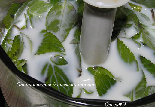 1. Этап. Мятное бланманже с вишневым конфитюром: Желатин замочите в 50 мл молока до набухания. Оставшееся молоко смешайте с сахаром, нагрейте почти до кипения, немного остудите, добавьте распущенный на водяной бане желатин, перелейте в чашу блендера, добавьте листья мяты.