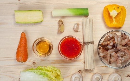 1. Этап. Лапша вок с креветками: 1. Вот такой яркий и аппетитный набор ингредиентов вам будет необходим, чтобы повторить этот простой рецепт лапши вок с креветками на своей кухне.