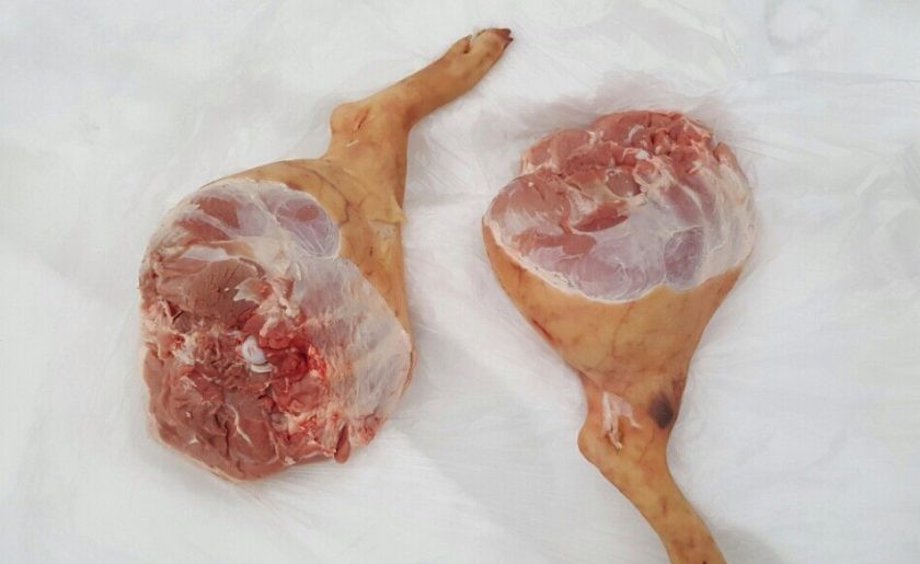 1. Этап. Окорок сыровяленный: Выбирайте окорок свинки мясной или беконной породы, у них не такой толстая прослойка сала и мясо точно просолится. Хорошо промойте мясо под пресной водой, зачистите шкуру щеткой. Срежьте все карманы, ошметки и кость по суставу, чтобы предотвратить образование плесени в труднодоступных местах.