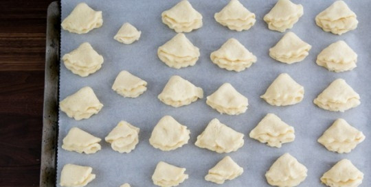 1. Этап. Треугольники из творожного теста: 4. Вот такие получаются треугольнички. Посыпаем их сахаром и запекаем в духовке примерно 20 минут при 200 градусах.