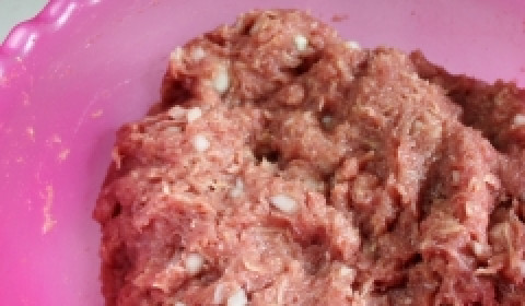 1. Этап. Котлеты без яиц: Мясо, которое уже помыто, вырезано и нарезано, нужно прокрутить с использованием разных скоростей, добавить чеснок (можно использовать пресс, а не комбайн). К мясу добавить измельченную картошку и лук. Теперь фарш нужно хорошо вымесить, можно это сделать руками, можно при помощи миксера.