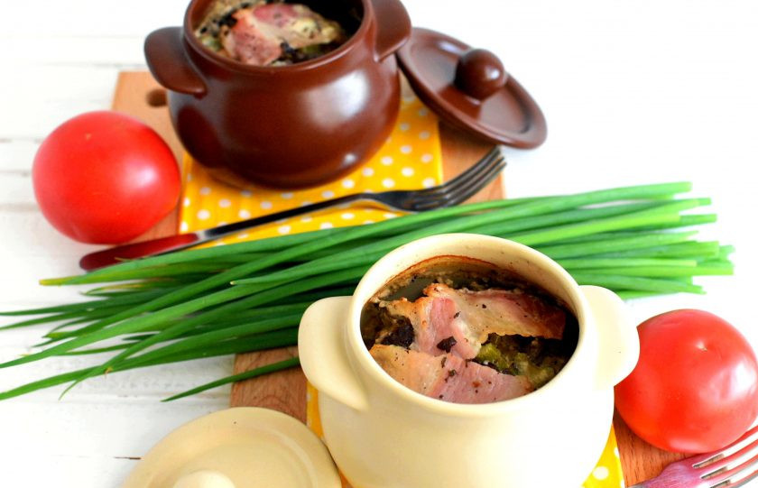 1. Этап. Жаркое с печенью индейки в горшочках: Подавайте жаркое горячим с помидорами и свежей зеленью.