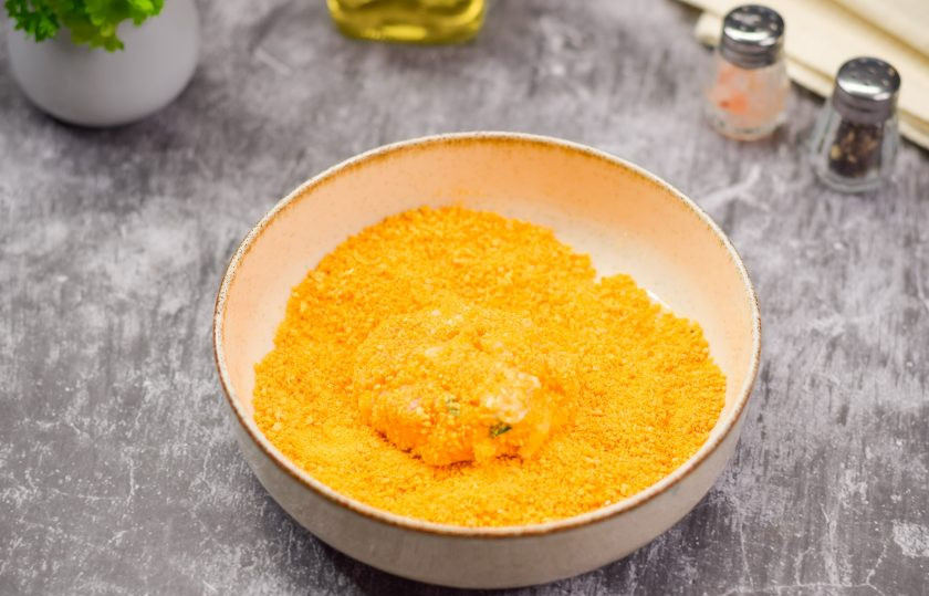 1. Этап. Рубленые котлеты в панировочных сухарях на сковороде: Сформируйте небольшую котлету и обваляйте ее в панировочных сухарях.