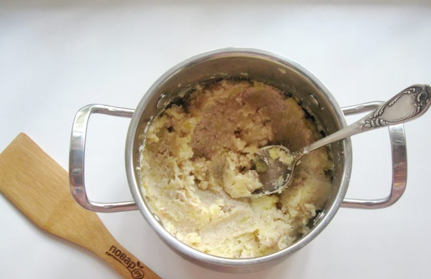 1. Этап. Пирожки Минутка из чудо-теста: Начинку посолите по вкусу и перемешайте.