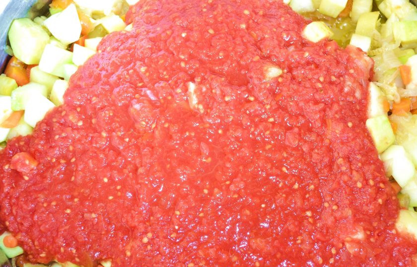 1. Этап. Вкусная икра из кабачков на зиму: Влейте томат, перемешайте и оставьте тушиться на медленном огне часа на 4. Помешивайте периодически, чтобы овощи не пригорели.