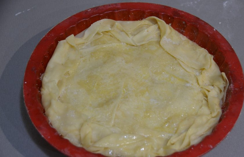 1. Этап. Яблочный пирог Вуаль невесты: Выпекайте пирог в духовке при температуре 190 градусов 25-30 минут.