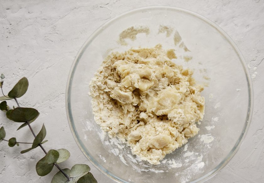 1. Этап. Веганский киш: Швейцарское тесто необходимо хорошенько вымесить до однородной консистенции.