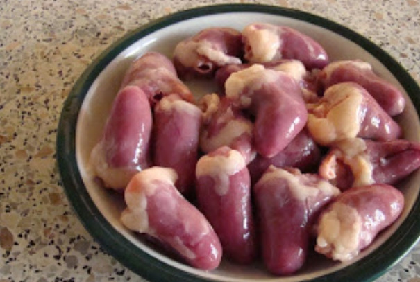 1. Этап. Суп с куриными потрохами: Куриные потроха тщательно промойте и обсушите.