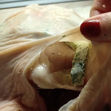 1. Этап. Курица, запеченная по-особому: Нарезанное масло равномерно распределить в кармашке между кожей и мясом курицы.