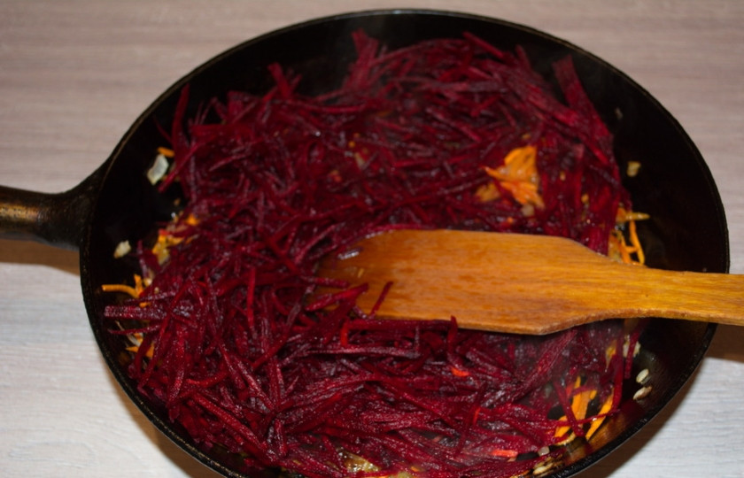 1. Этап. Свекольник на курином бульоне: 6. К обжаренным овощам добавьте свеклу. Добавьте в сковороду томатную пасту и немного воды. Тушите на маленьком огне до мягкости.