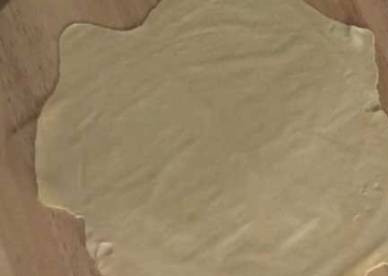 1. Этап. Наполеон со сгущенкой: Делим тесто на 10-12 частей. Каждую часть раскатываем очень тонко.