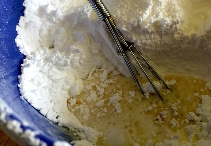 1. Этап. Печенье с клубникой: 6. Тем временем смешайте сахарную пудру, оставшиеся 3 ложки сливок и ванильный экстракт.