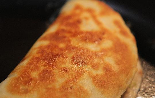 1. Этап. Кесадильяс с курицей, беконом и авокадо: 6. Повторить с остальными лепешки и начинкой, добавив немного масла для каждой лепешки по мере необходимости.