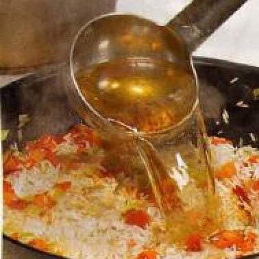 1. Этап. Жареные гребешки с рисом: Залить белое вино, готовить, пока не выпарится жидкость. Порциями вливать в рис горячий бульон и готовить до его полного впитывания. Добавить в рис оставшееся масло, пармезан и зеленый лук. Перемешать, убрать с огня и оставить в теплом месте.