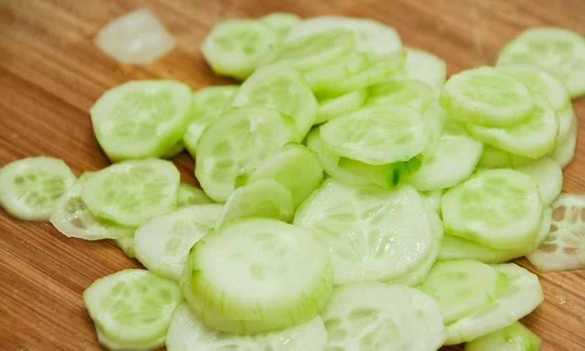 1. Этап. Полендвица с картошкой: 7. Огурцы мою, срезаю у них кожицу, чтобы не было горечи, а затем нарезаю огурцы тонкими кружочками.