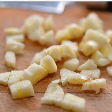 1. Этап. Салат из шпината, изюма и кедровых орешков: Чеснок мелко нарезаем.