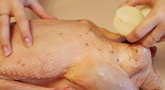 1. Этап. Гусь в гусятнице: 3. Поместите их внутрь птицы.