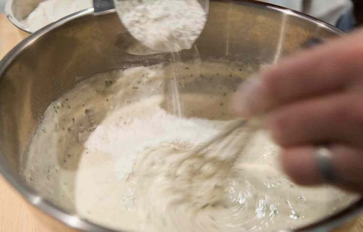 1. Этап. Итальянская фокачча с розмарином: 5. Добавьте порционно оставшуюся муку, хорошенько перемешивая после каждой.