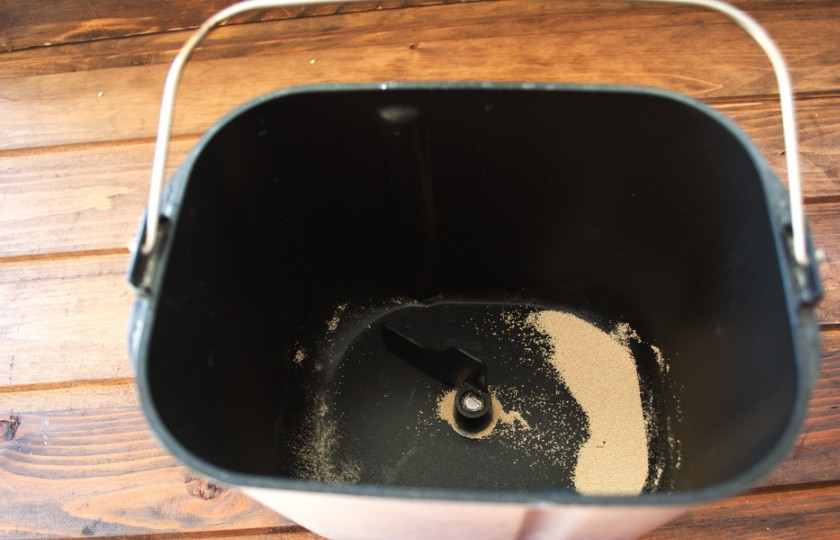 1. Этап. Сладкие дрожжевые булочки: В чашу хлебопечки поместите 2 ч. ложки дрожжей.