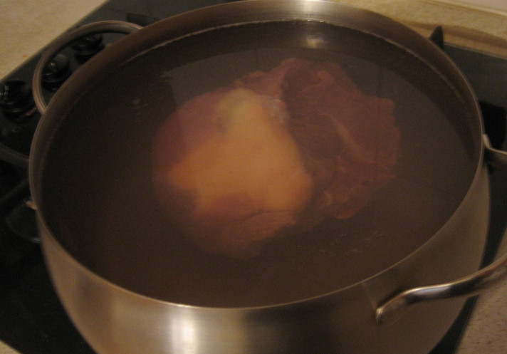 1. Этап. Щи с говядиной: Для начала тщательно промываем говядину и выкладываем ее в кастрюлю (я обычно кладу замороженное мясо), заливаем водой и ставим на огонь.