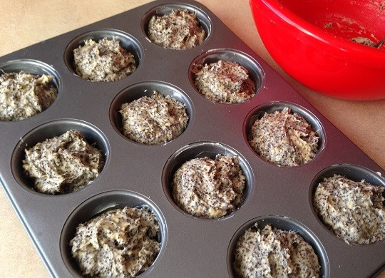 1. Этап. Маковые кексики с курагой: 8. Смазываем формы для выпечки кексиков сливочным маслом, раскладываем тесто. Получается 12 кексов. Оставим в теплом месте на 1 час.