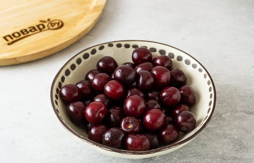 1. Этап. Конфитюр из вишни: Вишню помойте, обсушите. Удалите хвостики и листочки.