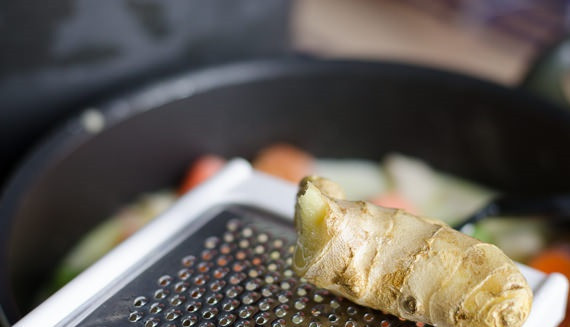 1. Этап. Курица в молочном соусе: 7. Имбирь очистить и натереть на терке около 1-2 чайных ложек (ориентируясь по вкусу).