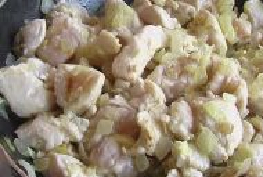 1. Этап. Мясо под белым соусом: Куриное мясо моем и нарезаем небольшими кусочками (чтобы оно быстрее прожарилось). Отправляем его на сковородку с растительным маслом.