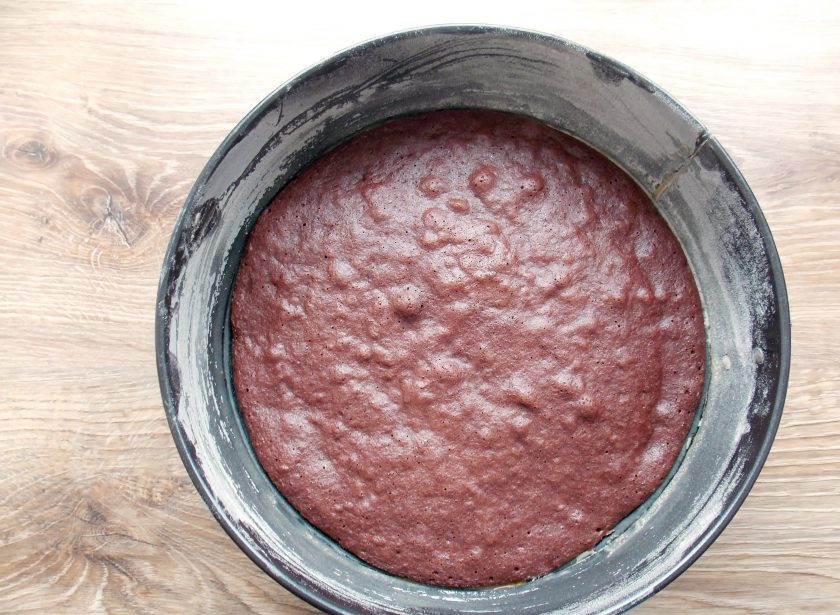 1. Этап. Торт Шоколадное птичье молоко: Поставьте форму в горячую духовку и выпекайте бисквит в течение 15-20 минут до готовности. Извлеките из духовки, достаньте бисквит и выложите его на решетку. Полностью остудите.