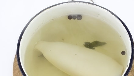 1. Этап. Салат с кальмаром и сыром: Вскипятите около литра воды вместе с лавровым листом, солью и перцем горошком. Размороженную тушку кальмара опустите в кипяток. Варите её всего 2,5 минуты. Затем остудите.