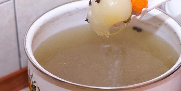 1. Этап. Красный борщ: Через полтора часа вынимаем из бульона луковицу, морковь, мясо и зелень.