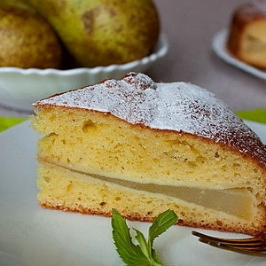 Шарлотка с грушей