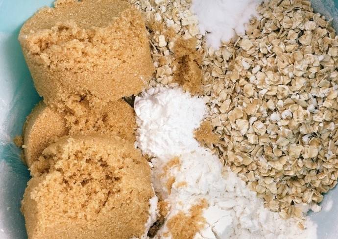 1. Этап. Десерт из яблока и овсянки: 4. В другой миске смешайте муку, овсянку, коричневый сахар, соду, разрыхлитель.